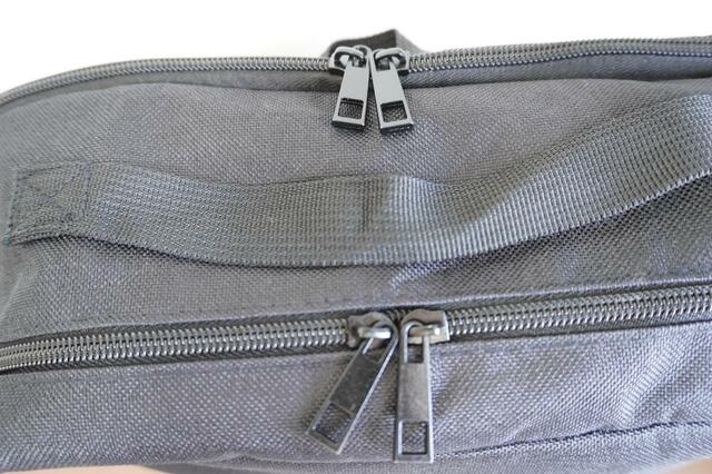 どちらの収納もダブルジップ仕様