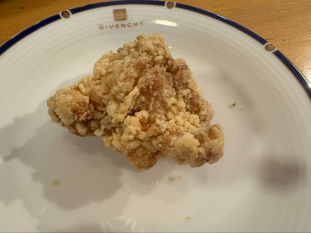 【ロピア からあげの山 塩】衣のゴツゴツした立体感。さっくり食感のポイントになるクラッシュ衣が、見た目からも伝わります