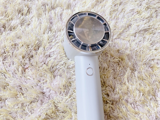 【3COINS ペルチェハンディファン】風量は弱／強／微弱+冷却の3段階。暑さに合わせて使い分けられます