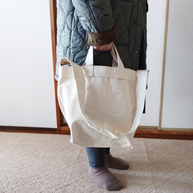 【無印良品　帆布2WAYトートバッグ】黒、生成、カーキグリーンという無印良品らしい落ち着いたカラーも魅力的。どんなコーデにも合います