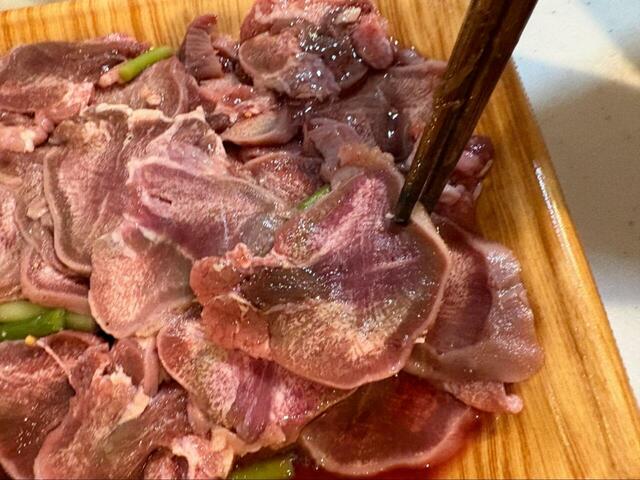 【ロピアの豚タン焼肉用（米国産）】豚タンは鮮やかな赤身で、厚みがあり食べ応えがあります！焼く前から美味しそうで、期待が高まります◎