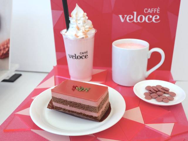 左：「 ルビーチョコレートマゼリー」 420円（税込）中央： 「ルビーチョコレートケーキ」 420円（税込）右：「 ルビーチョコレートラテ」 380円（税込）