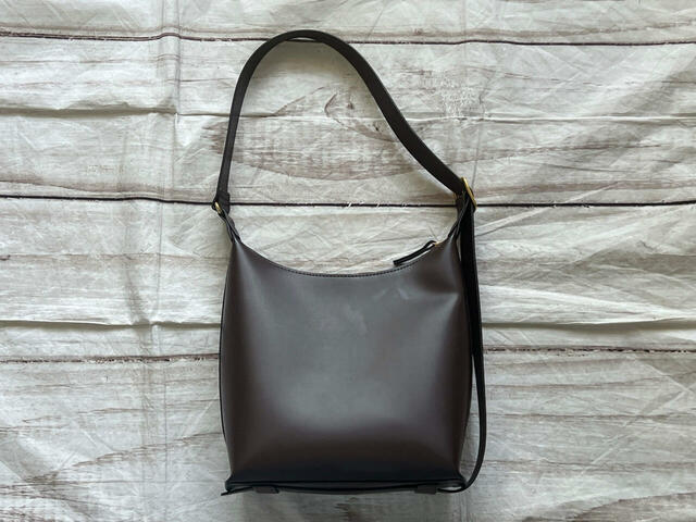 スクエア型のショルダーバッグ