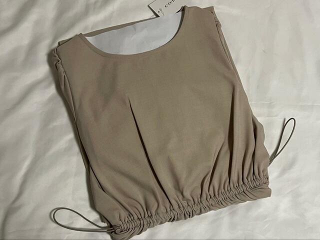 【Honeys ドロスト使いワンピース】ブラック、ベージュの2色展開。ベージュは明るいところで見るとピンクベージュのような色合いです