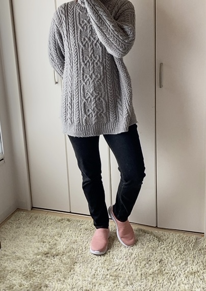 【ワークマン ファイングリップレディース】ライトグレーのセーターを合わせて