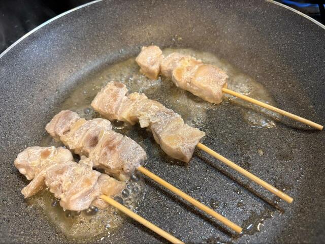 【ロピア 冷凍国産焼鳥】表面にじんわり焼き色がついてきました、お肉が引き締まってきたらあとひと押しで本格焼鳥の完成です!