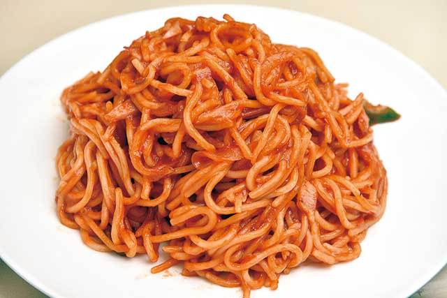 むさしや（新橋） ナポリタン 650円 フレッシュなケチャップの味わいを楽しめる、絶妙な炒め加減のボリュームたっぷりナポリタン。