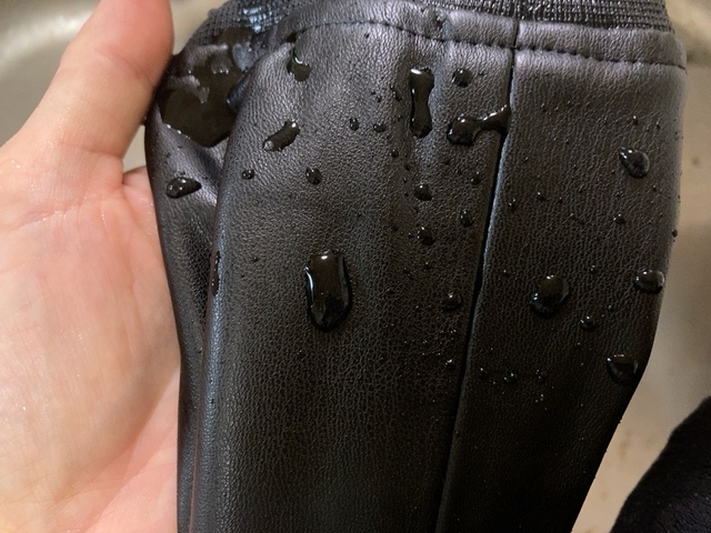 【ワークマン レディースフェイクレザーウォームジャケット】撥水加工が施されているので、ちょっとした雨でも安心して着られます♪