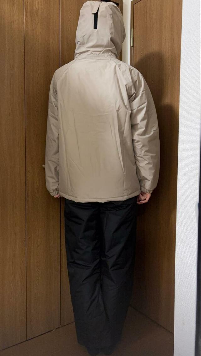 【ワークマン WEB限定レディース防水防寒レインスーツ】アウターはお尻に少しかかるくらいの丈感。ゆとりがあって着用しやすいです♪