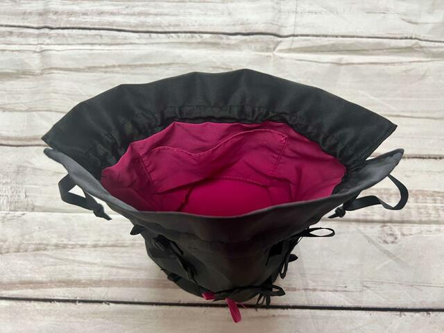 底板付きなのでしっかり自立します【TSURU By MARIKO OIKAWAの自立型ミニバッグ】