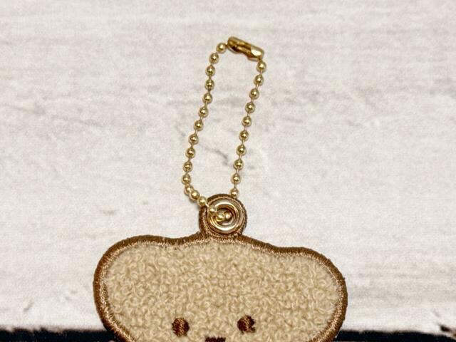 上部にはボールチェーン付きで、バッグなどに付けられる仕様