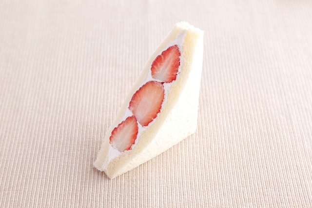 高級食パンサンド(いちご)