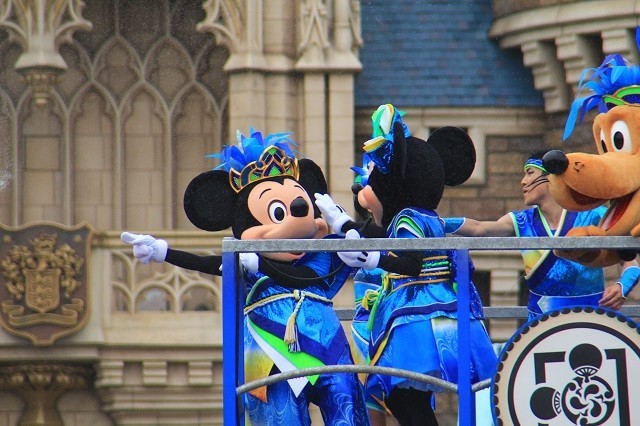 ミニーにあっちに放水してって言っているようです