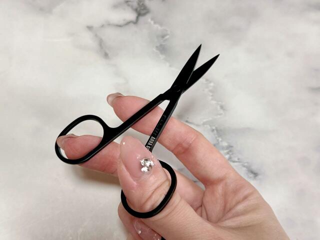 眉専用なのでカットしやすい！先が細いので細かい場所も小回りが効きます