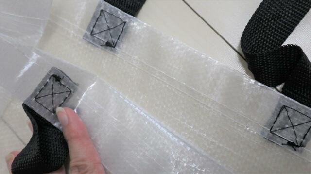 【ダイソー PPWクリアバッグ】持ち手の付け根部分は4箇所が縫い止められています