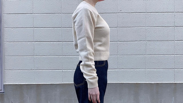 【UNIQLO（ユニクロ）】プレミアムラムクロップドセーター／ナチュラルSサイズ着用