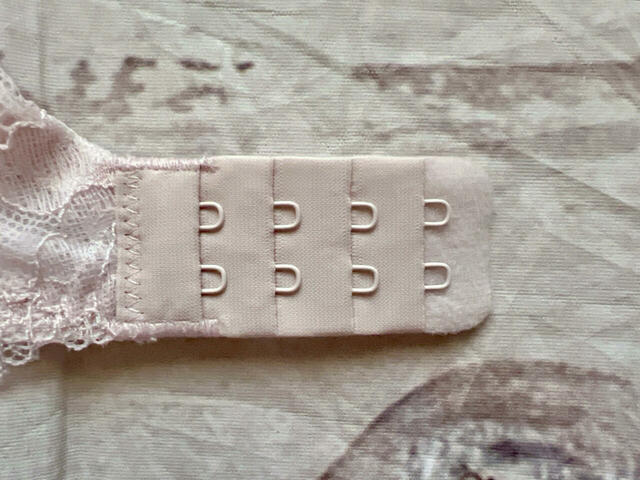 後ろホックは2段×4列