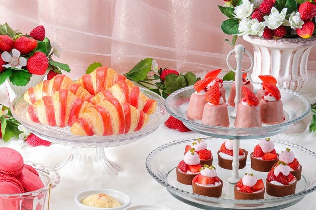 「いちごクロワッサン（左）、いちごカヌレ（右上）」＜期間：2026年1月5日～2月28日＞【【予約受付中】スーパーショートケーキもナポレオンパイも食べ放題！ホテルニューオータニ幕張で“いちごづくしのご褒美ビュッフェ”開催！】