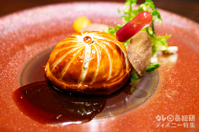 和牛テンダーロインのパイ包み焼き 芳醇なペリグーソースとスポイトに入れたグリオットピュレと共に（別途5,000円）｜“ディズニー・クリスマス”ユールタイド 12,000円｜東京ディズニーランドホテル「カンナ」