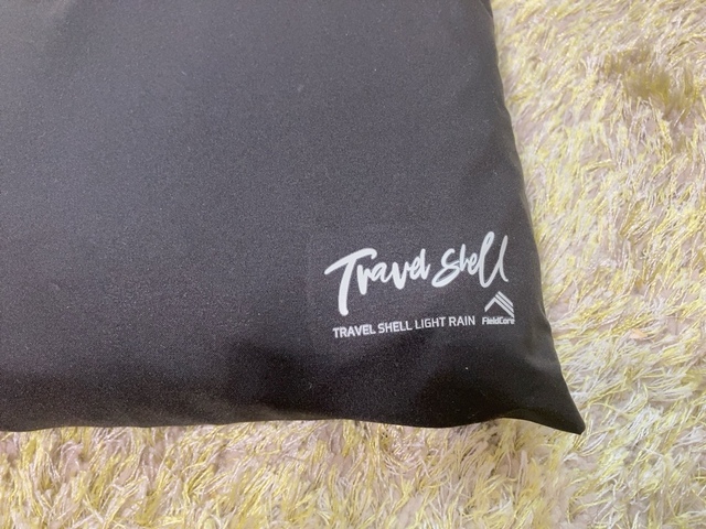 【ワークマン トラベルシェルライトレインポンチョ】サコッシュにはTravel Shellのロゴ入り