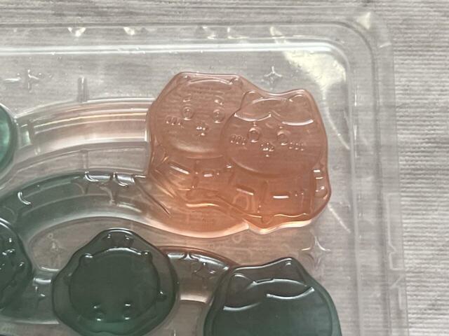 ラッコに焼肉に連れて行ってもらったちいかわ＆ハチワレ。紙エプロン姿がかわいすぎ！