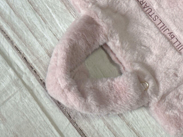 ハンドルは短め。ハンドバッグとして持てる形