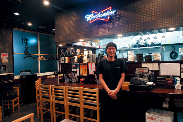 鉄板居酒屋 牡蠣 やまと（大阪・天王寺） 内観 スタッフは元気な男性陣で構成。活気のよさが好評だ。