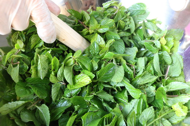 ミントの葉は潰して香りが出やすくしてから、麦汁に投入。