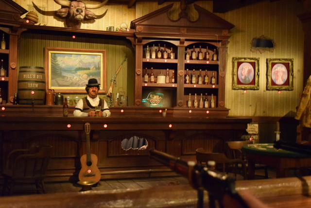 備え付けの銃で赤い的を狙おう! 