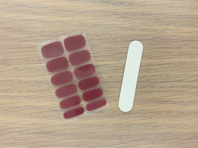 【ワッツ（Watts）】「ジェルネイルシール ワンカラーB／レッド」袋の中には・・