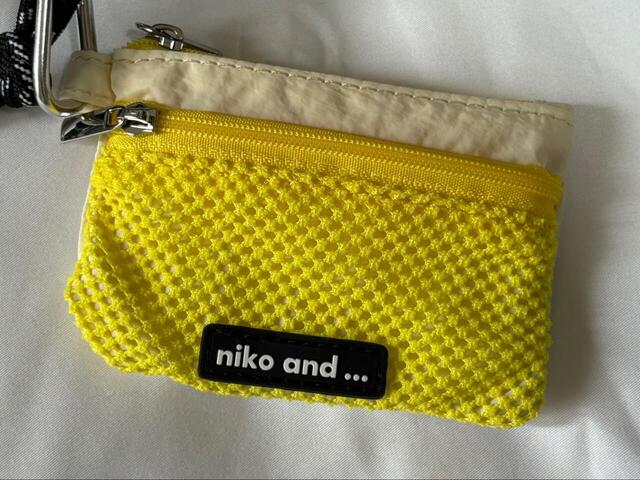 【niko and... オリジナルSETメッシュショルダーバッグ】カラビナ付きのミニポーチもセット！グレーは黄色のポーチがセットになっています