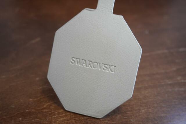 裏側にもSWAROVSKI」のエンボス加工が