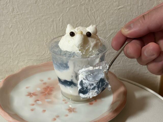 【シャトレーゼ　　ももフェア　ひょっこりしろくまの白桃ソーダゼリー】青いゼリーがソーダ味で爽やかな印象