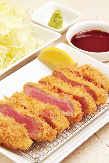 ポンチ軒（小川町）　ビーフカツ 厚切り 2600円　上質の赤身肉を高温のラードでサッと揚げた一品。肉の旨みを存分に味わえる。