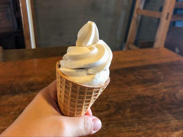 【ローソン イタリアンマロンワッフルコーン】ほんのりマロンの色がついたアイスが美味しそう