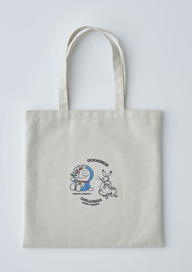 裏面のドラえもんとウサギが仲良さそう♪【『和樂』4･5月号特別付録　ドラえもん 『鳥獣戯画』BIGトートバッグ】