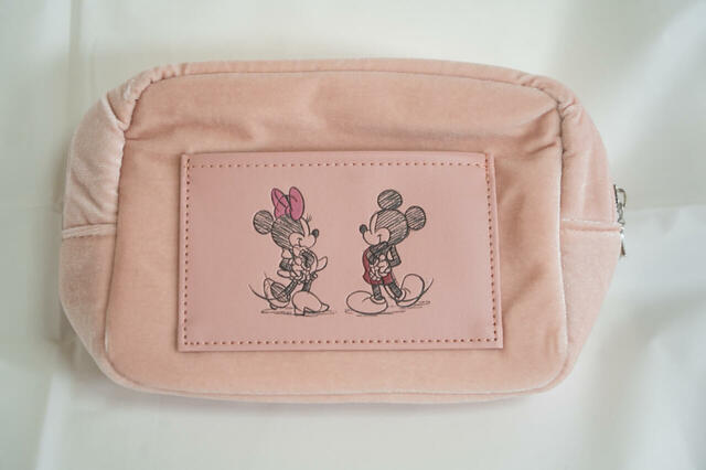 裏面にはミッキー＆ミニーの後ろ姿が｜Disney LIFESTYLE BOOK ピンクポーチ＆前髪クリップ by Darich 3,949円