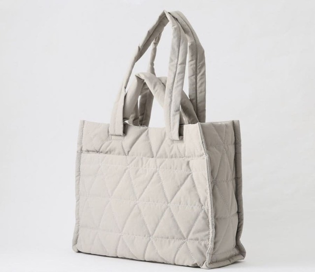 【ニトリN+】「はっ水2Wayキルトトートバッグ」3,990円/シワ感のあるナイロン素材を使用した、軽量なキルティングトートバッグ