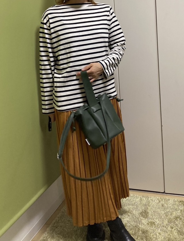 【ワークマン 撥水ランダムプリーツスカート レディースサーバーバスクシャツ】カジュアルさと上品さを兼ね備えたコーデ