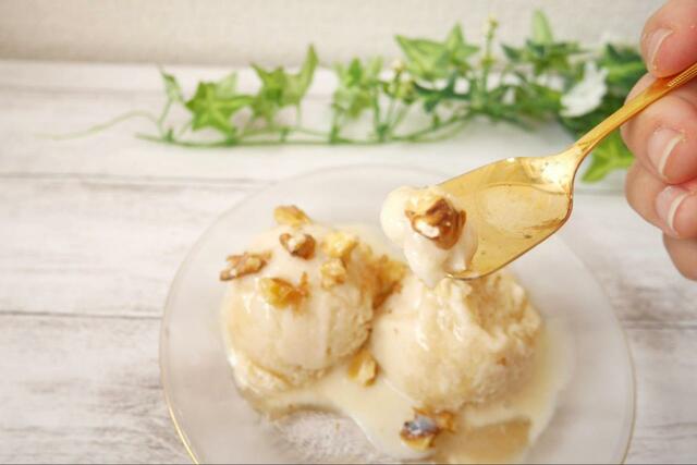 【くるみとメープルシロップの豆乳アイス】くるみとメープルシロップをかけます