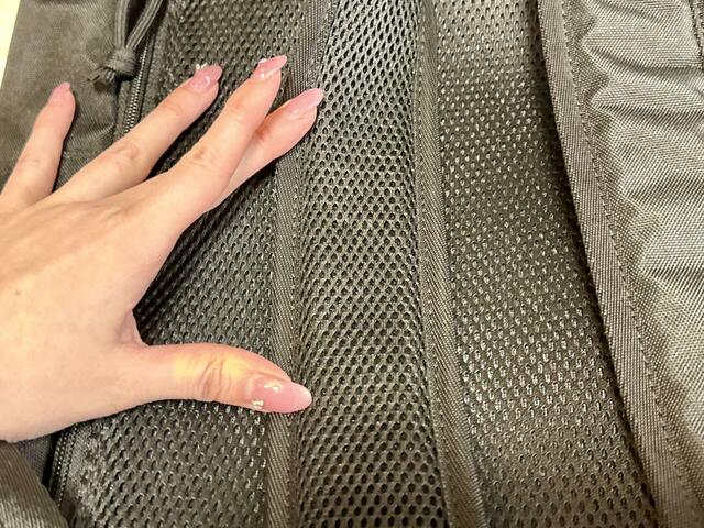 ショルダーストラップの裏面もメッシュ素材!