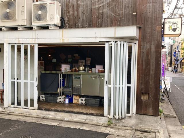 【ニショク】1階にある立ち飲みスペース。アルコールが１杯200円引きなので大人気。換気もバツグン