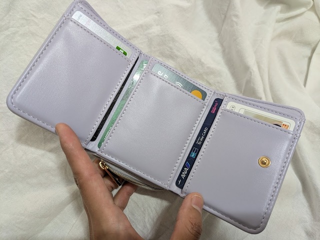 【ハニーズ　ジップウォレット】内側にはカードポケットが3カ所あり、それぞれの裏側にも1枚ずつカードを差し込めるスペースがあります。最大6枚ほどは収納可能！