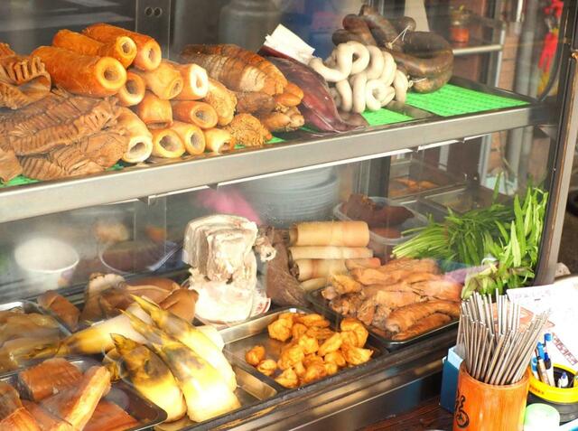 【台湾食べ歩きの旅 #8】魚のモツや皮などを総称して「魚雑」という。「阿英小吃部」の得意料理だ。麺と一緒に食べる客も多い