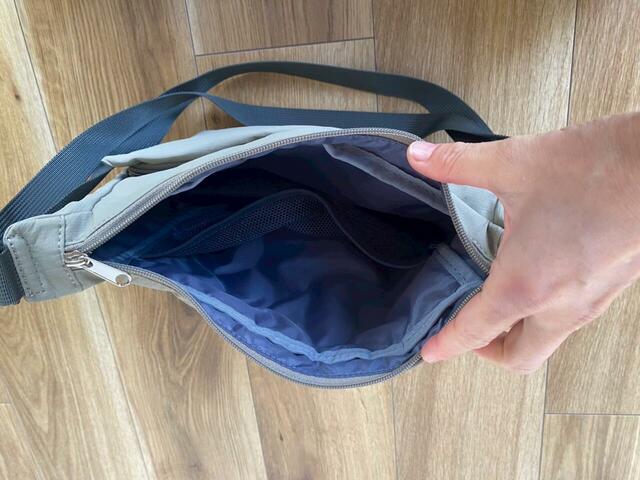 【ワークマン 丸洗いできるかばんショルダーバッグ】ポケットは5つ付いていて、スマホ、財布、鍵、ハンカチなど、こまごましたものもきちんと分けて収納可能です