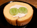 【シャトレーゼ　山梨県産シャインマスカットのふんわりロール】瑞々しいシャインマスカットが美味しそう