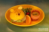 「プーさん」 ほんのりはちみつバーガー 単品：¥ 1,890（税抜）、プレート付き：¥3,480（税抜）