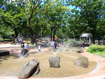 【府中の森公園】「じゃぶじゃぶ池」では、親御さんは噴水に注意!?