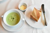 コースにはパンとスープもつく