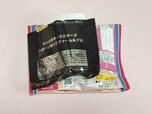 【サンリオキャラクターズ バルーンポップチャーム&グミ】チャームはパッケージの背面に付属しています。1つ目を開封!
